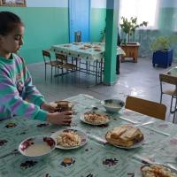 Учащиеся средней школы села Красный Яр обеспечены горячими обедами. С нового года дети получают бесплатное питание за счет средств краевого бюджета.